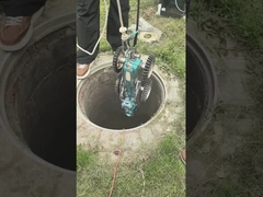 Камеры видеонаблюдения спускаются в люк.